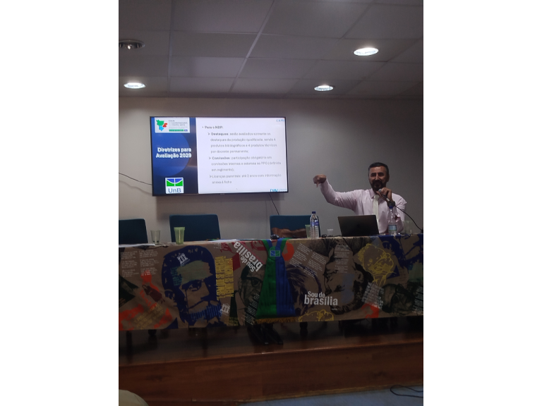 Fórum de Coordenadores de PPG do Centro-Oeste, Área 41, 2026.  Participação de Coordenadores/as de PPG do CO; da Magnífica Reitora da UnB, Profa. Dra. Rozana R. Naves; da Direção do IL e dos Representantes da Área na CAPES: Prof. Dr. José S. Magalhães e Profa. Dra. Solange Fiuza. 27 a 29 de maio de 2026, Auditório do Instituto de Letras.
