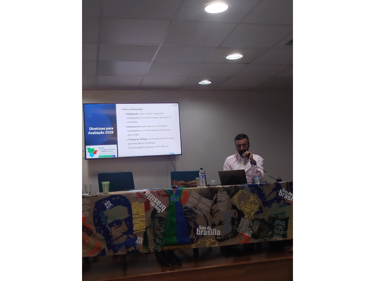 Fórum de Coordenadores de PPG do Centro-Oeste, Área 41, 2026.  Participação de Coordenadores/as de PPG do CO; da Magnífica Reitora da UnB, Profa. Dra. Rozana R. Naves; da Direção do IL e dos Representantes da Área na CAPES: Prof. Dr. José S. Magalhães e Profa. Dra. Solange Fiuza. 27 a 29 de maio de 2026, Auditório do Instituto de Letras.